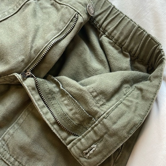 I am selling these green cargo jeans from forever 21, and they are really comfy. - Picture 7 of 8